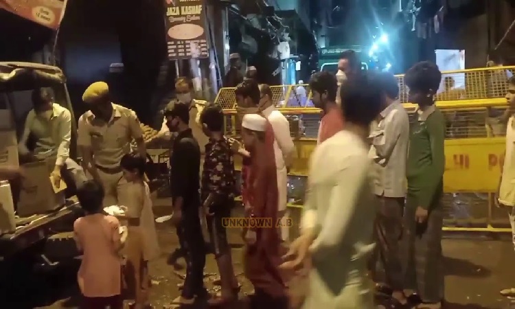 कभी नर्म-नर्म कभी सख्त-सख्त दिल्ली पुलिस, रोजाना डेढ़ लाख लोगों को खिला रही है खाना कभी नर्म-नर्म कभी सख्त-सख्त दिल्ली पुलिस, रोजाना डेढ़ लाख लोगों को खिला रही है खाना